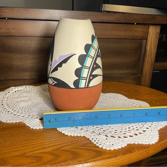 NATIVE AMERICAN Accents Pottery Vase Signed L. Toya New Mexico - Picture 7 of 7